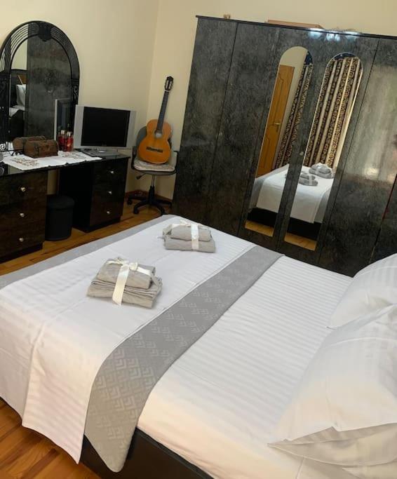 Christina'S House With 2 Bedrooms And Free Parking Gjirokastër Esterno foto